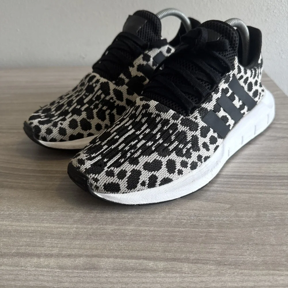 Women's Adidas Swift Run Cheetah Leopard Black White sneakers Sz 9.5